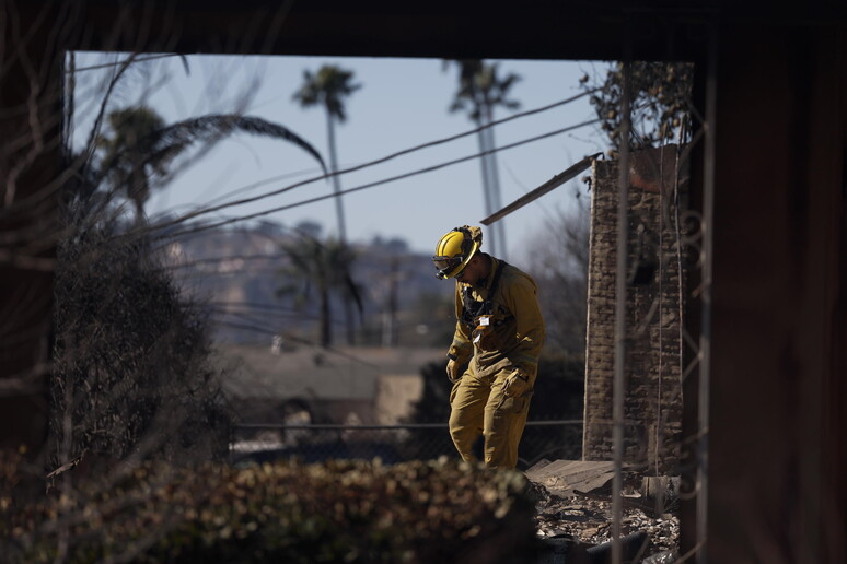 Los Angeles, tre persone arrestate per incendio doloso