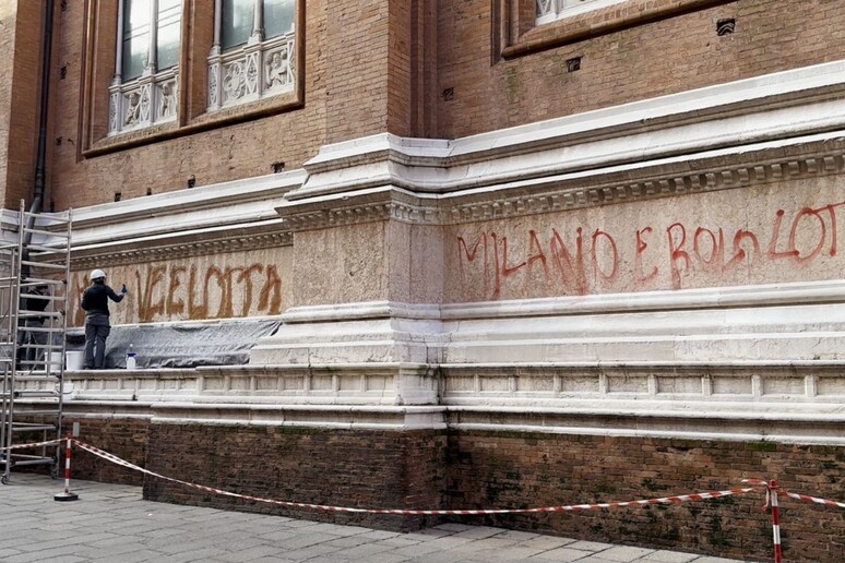 Ramy, iniziata pulizia muri Basilica San Petronio imbrattati