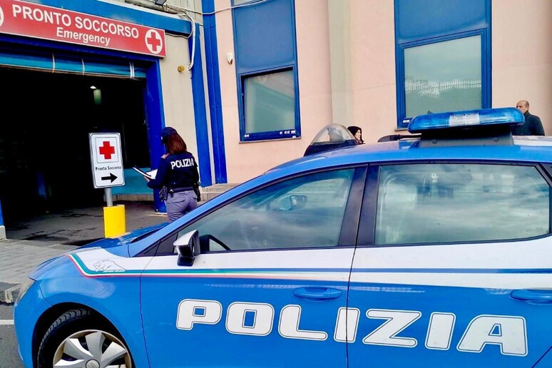 Minaccia di morte e tenta di aggredire infermiere, arrestata