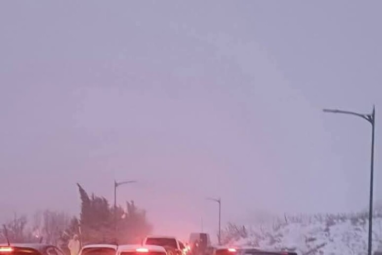 Tempesta di neve in Algeria, migliaia di auto intrappolate