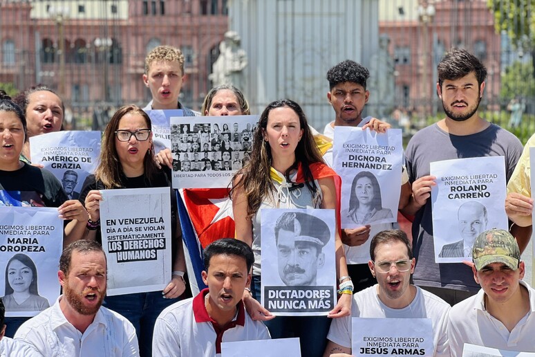 I venezuelani di Argentina protestano in Plaza de Mayo