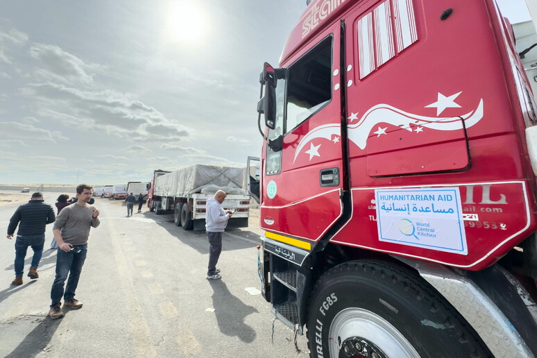 Primi camion entrano a Gaza dal valico di Rafah