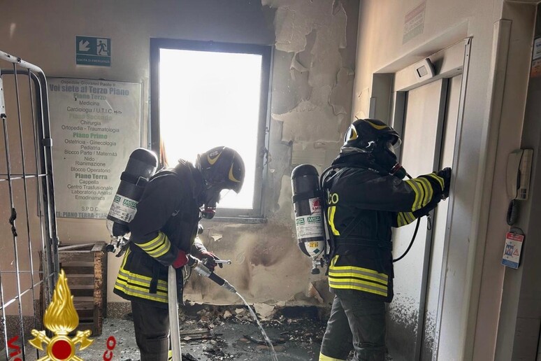 Paura all'ospedale di Olbia per un incendio nel vano scale