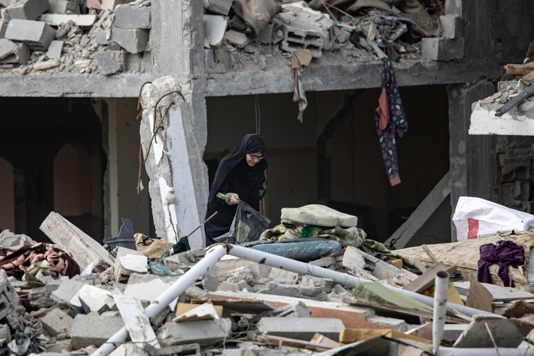 Protezione civile Gaza, '10 mila cadaveri sotto le macerie'