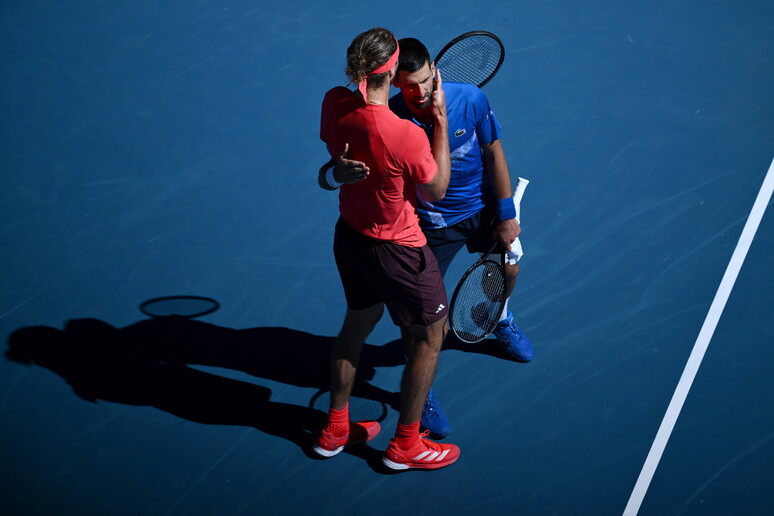 Australian Open: Djokovic dolorante lascia, Zverev va in finale