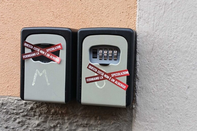 Blitz contro affitti brevi a Pisa, adesivi su keybox