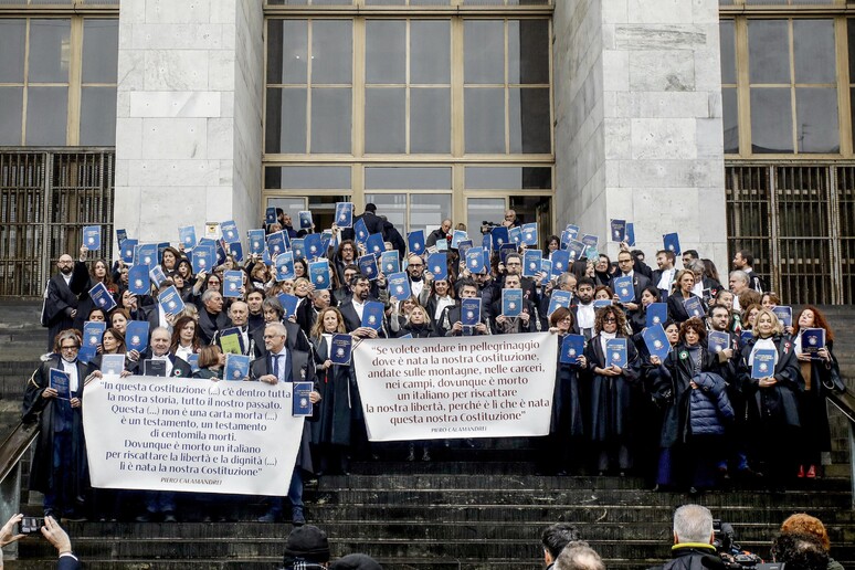 Sit-in dei magistrati milanesi prima della cerimonia per l 'inaugurazione dell 'anno giudiziario - RIPRODUZIONE RISERVATA