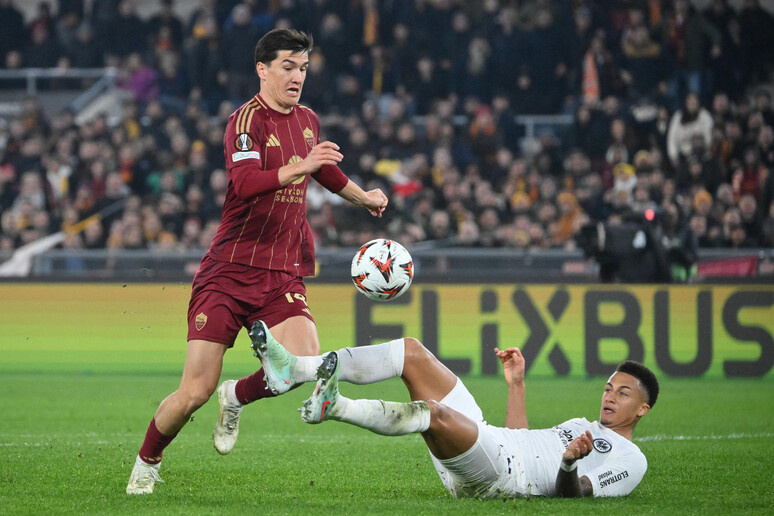 Europa League: la Roma batte 2-0 l'Eintracht e va ai playoff