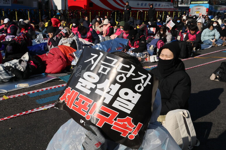 Nuove proteste a Seul per il mandato d'arresto di Yoon