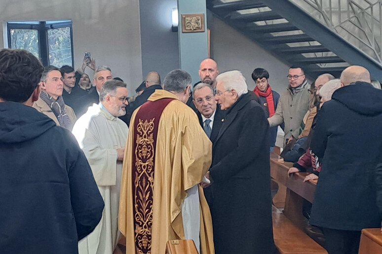 Mattarella a sorpresa alla messa da don Patriciello: 'Diamo futuro ai ragazzi'