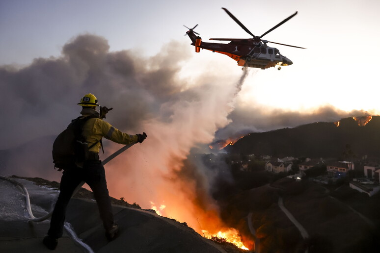 L'incendio a Los Angeles minaccia anche Malibù e Santa Monica