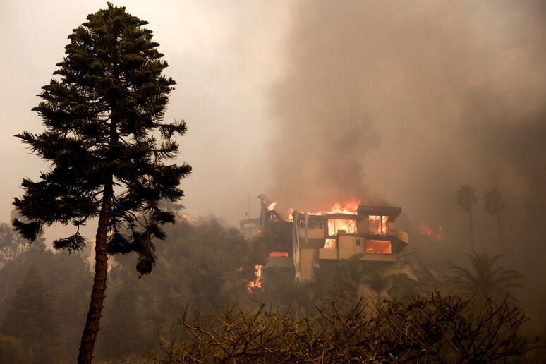 I principali incendi a Los Angeles ancora fuori controllo - RIPRODUZIONE RISERVATA