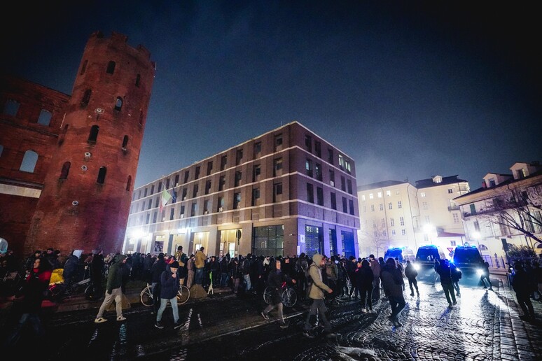 Corteo per Ramy a Torino, bombe carta contro commissariato