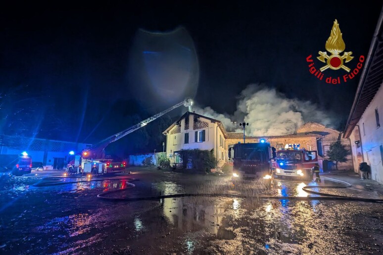 Incendio devasta una villa storica in Brianza, fiamme domate