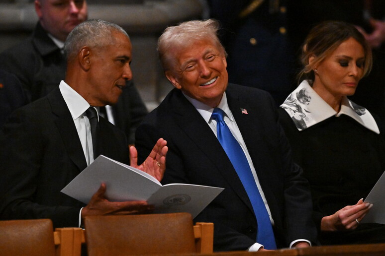 Trump, con Obama conversazioni 'pazze' al funerale di Carter