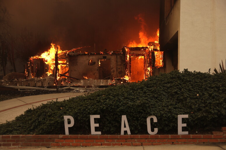 I venti calano a Los Angeles ma resta l'allerta rossa