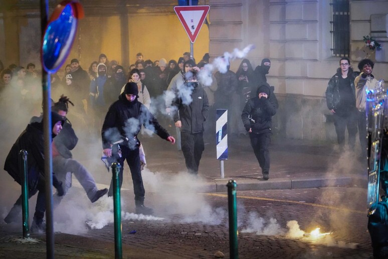 Corteo per Ramy a Torino, lancio di bombe carta contro caserma