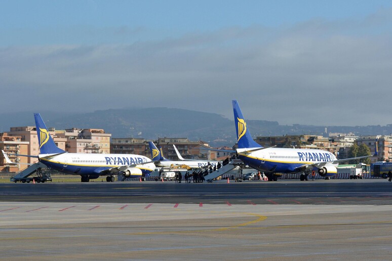 Aerei sulla pista dell 'aeroporto di Ciampino in una foto d 'archivio - RIPRODUZIONE RISERVATA