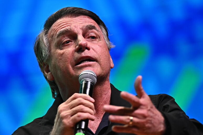 Bolsonaro insiste, 'sarò candidato presidente al voto del 2026'