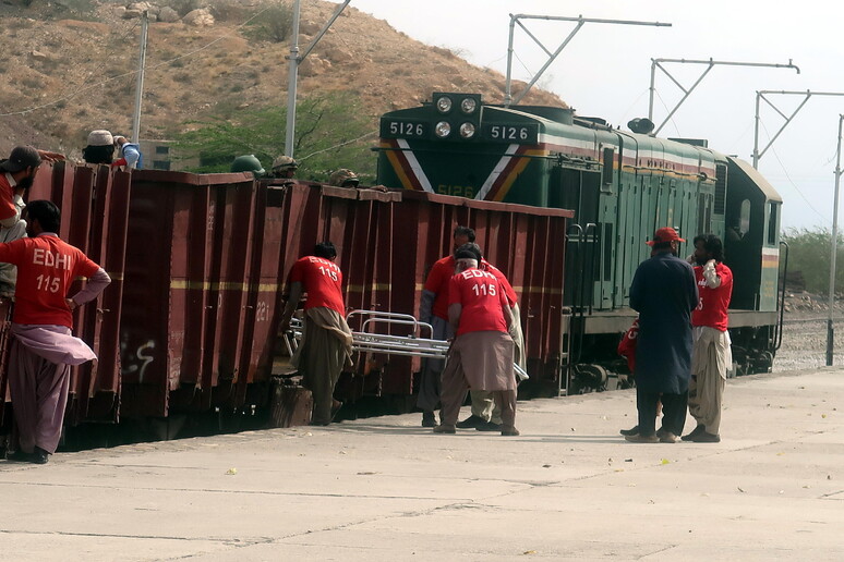 In Pakistan uccisi altri 50 ostaggi sul treno