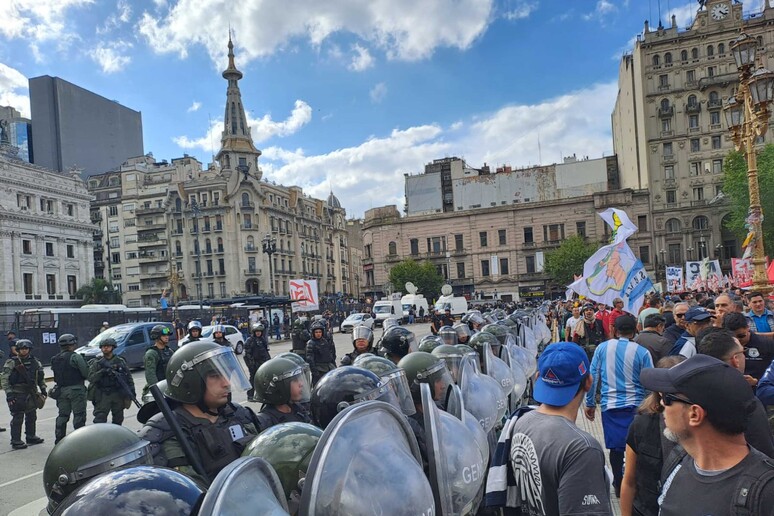 Polizia carica un corteo di pensionati, scontri a Buenos Aires