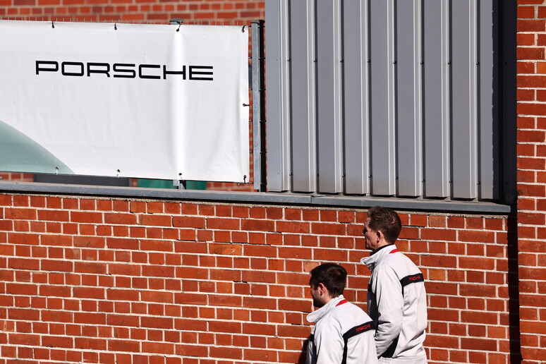 Giù del 30% utili di Porsche, taglia 4.000 posti di lavoro