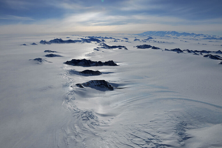 Una panoramica dei Monti Ellsworth, nell 'Antartide occidentale (fonte: Steve Gibbs, BAS) - RIPRODUZIONE RISERVATA