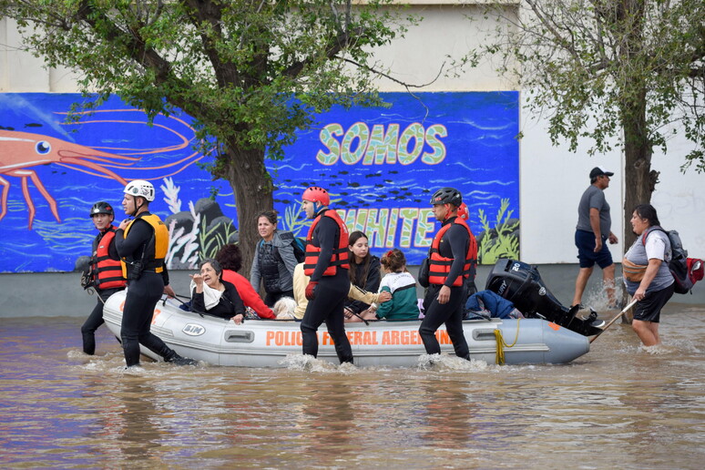 Sopralluogo di Milei nei luoghi dell'alluvione a Bahia Blanca