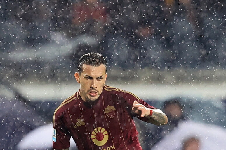 Calcio: Paredes rinnova con la Roma, contratto fino al 2026