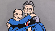 Berlusconi in braccio a Berlinguer nel nuovo murale di Palombo a Milano
