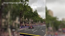 F1, Sainz show al volante della Ferrari per le strade di Barcellona
